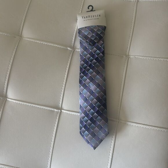 NWT Van Heusen Blue and Gray Geometric Silk Tie - Picture 1 of 4
